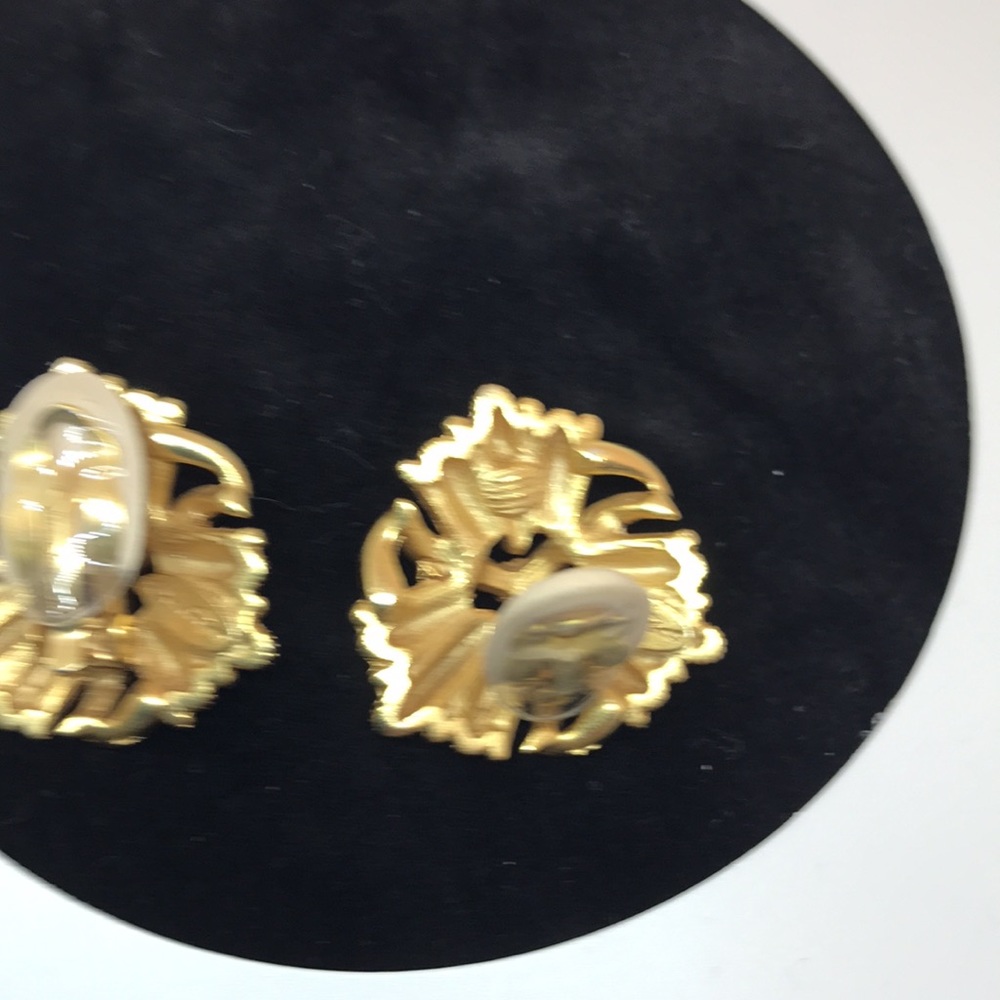 Oscar de la Renta vintage sign clip earrings gold tone - Picture 2 of 3